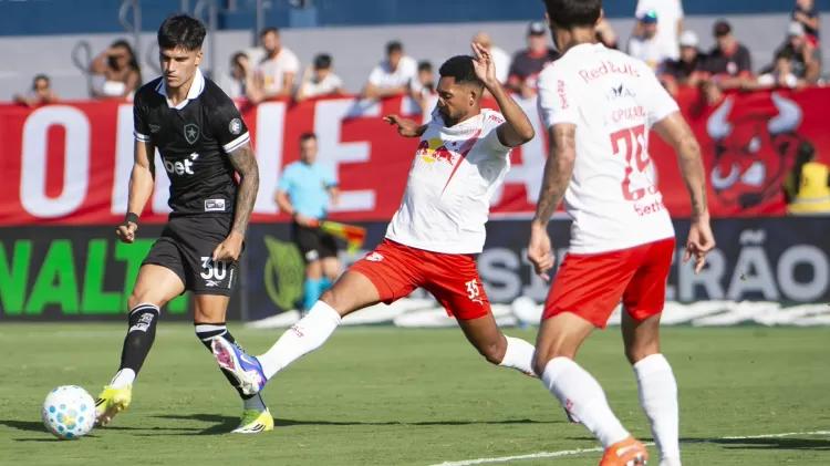 A foto mostra jogadores de Red Bull Bragantino e Botafogo disputando a bola