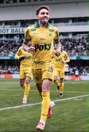 A imagem mostra Gustavo Mosquito, do Mirassol, comemorando o gol