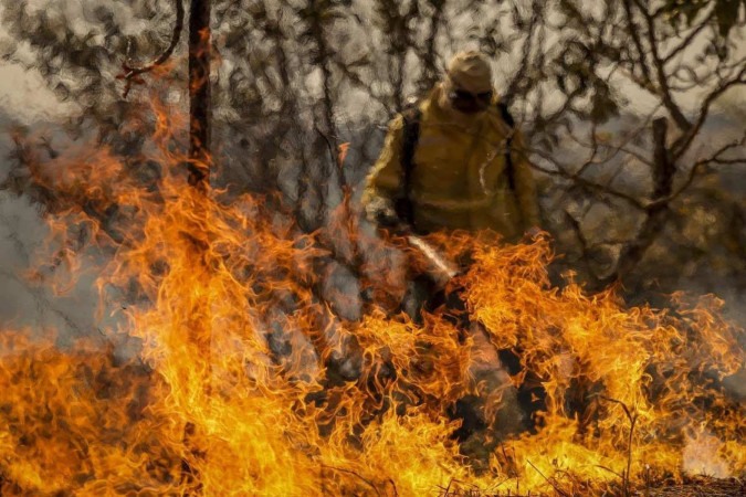 Bombeiros tentando controlar o fogo