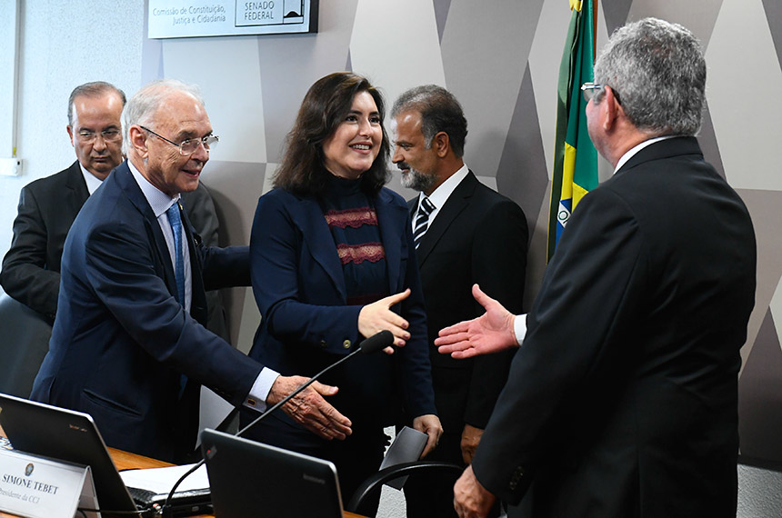 Simone Tebet cumprimenta o senador Angelo Coronel, ao lado do senador Arolde de Oliveira 