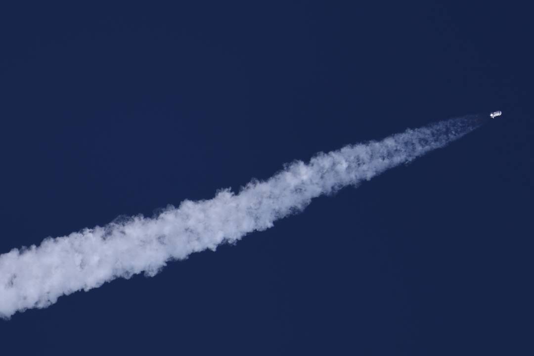 Foguete da Blue Origin, de Jeff Bezos, deixa rastro no céu em viagem ao espaço feita nesta quarta-feira (13). Missão levou 'Capitão Kirk' ao espaço (Foto: Mike Blake/Reuters)
