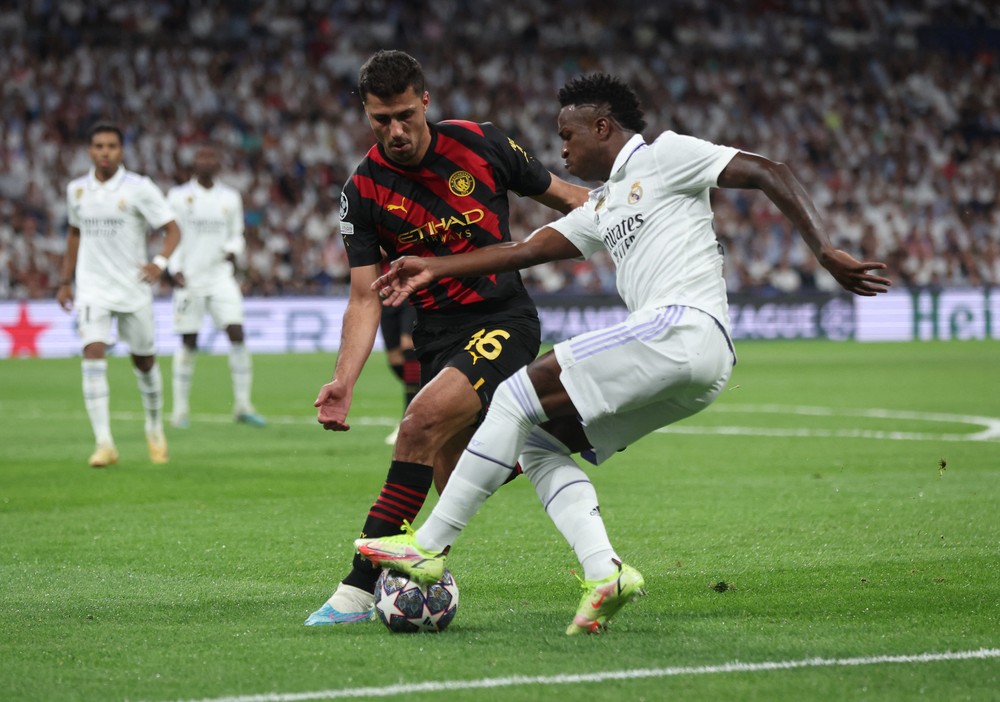 Vini Jr e Rodri em Real Madrid x Manchester City — FOTO: REUTERS/Isabel Infantes