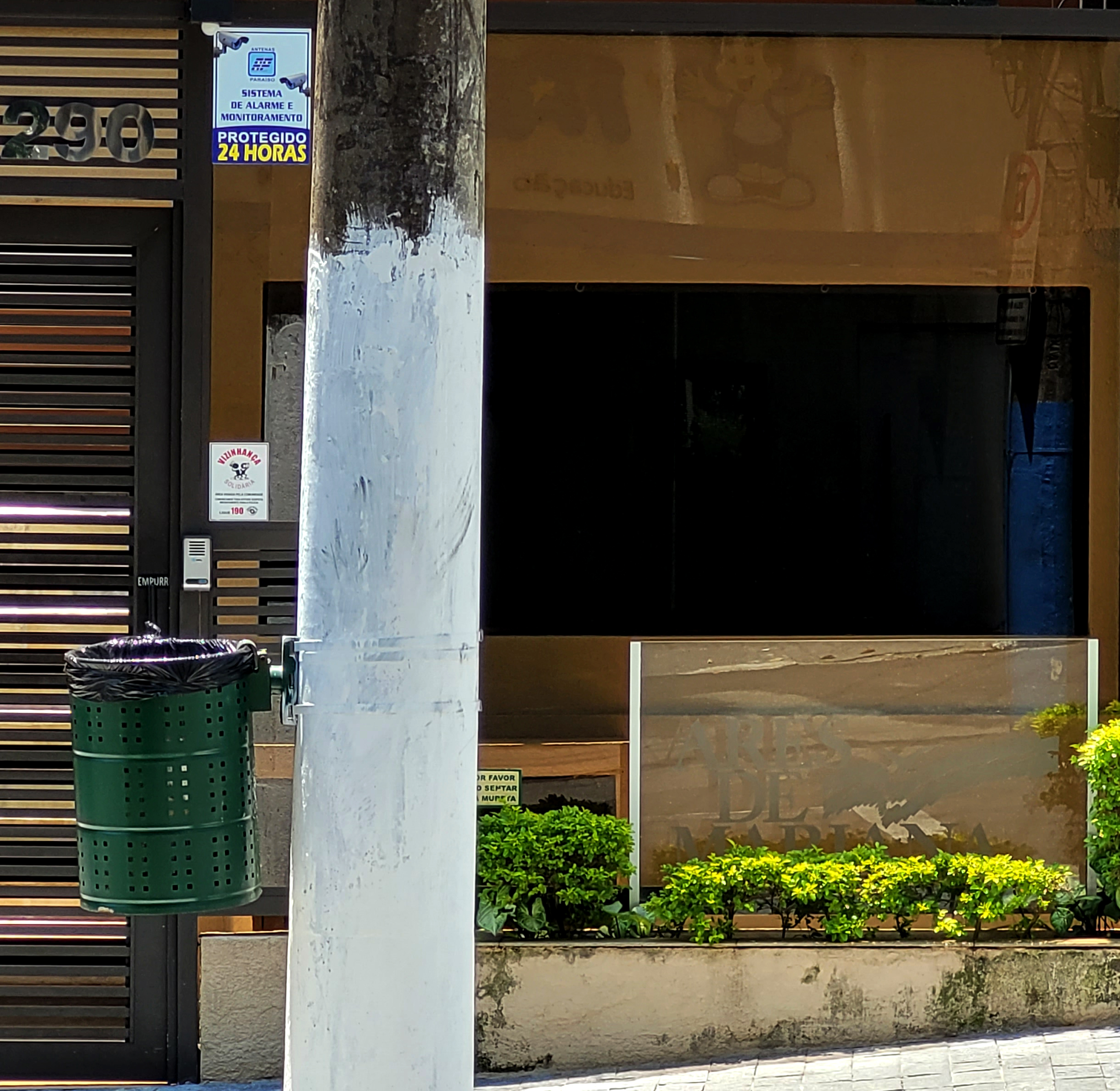 fachada de um prédio, focado na cabine de porteiro.