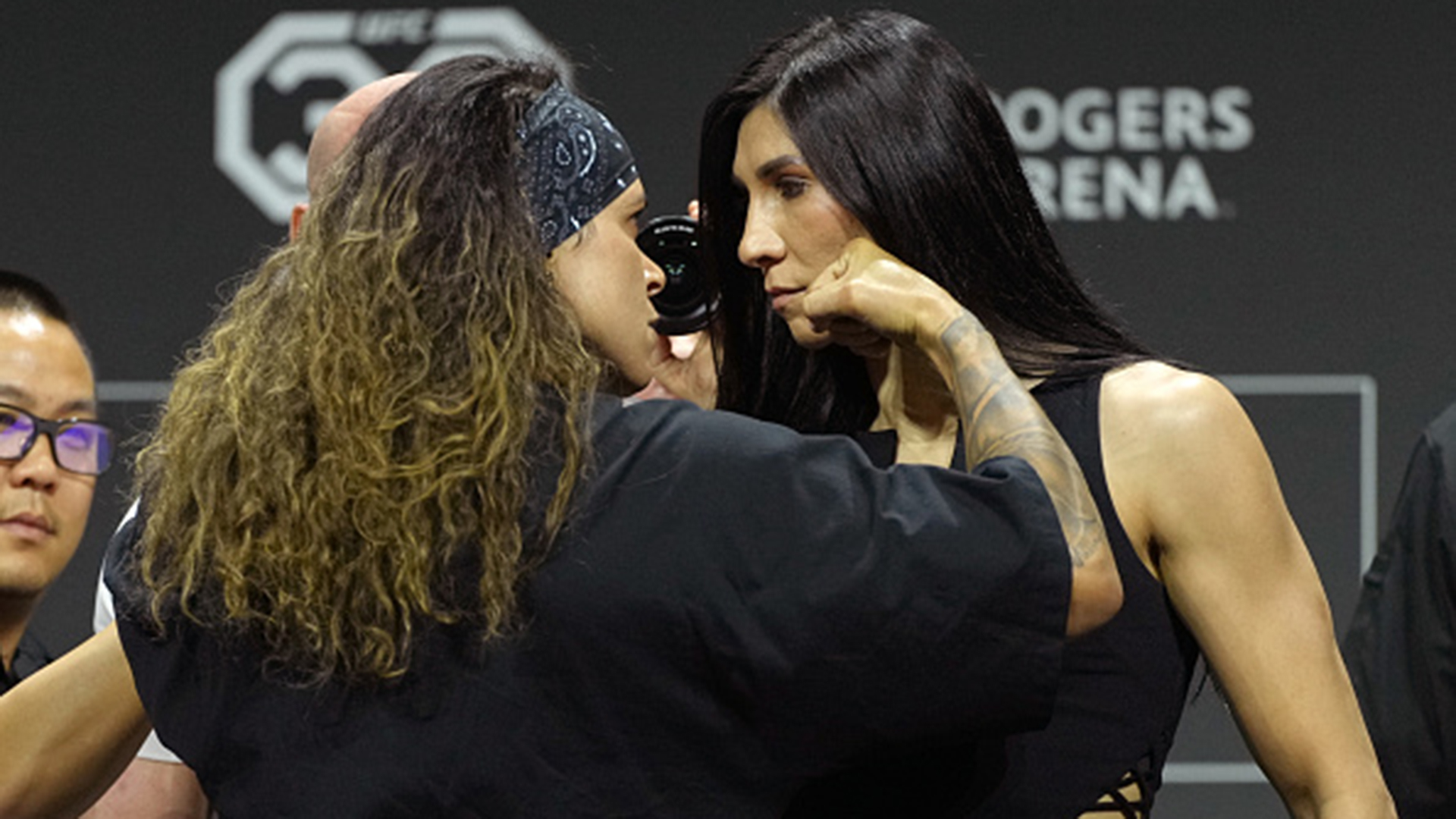 Amanda Nunes e Irene Aldana se encaram a frente de seu duelo no UFC 289. (Foto: Jeff Bottari | Crédito: Zuffa LLC via Getty Images)