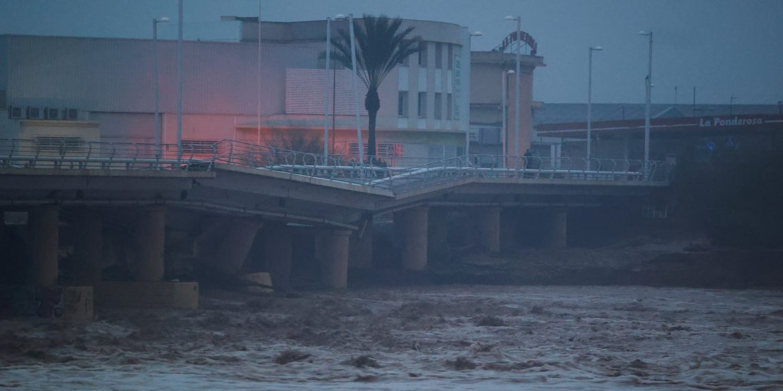 Ponte desaba em meio a fortes chuvas na espanha