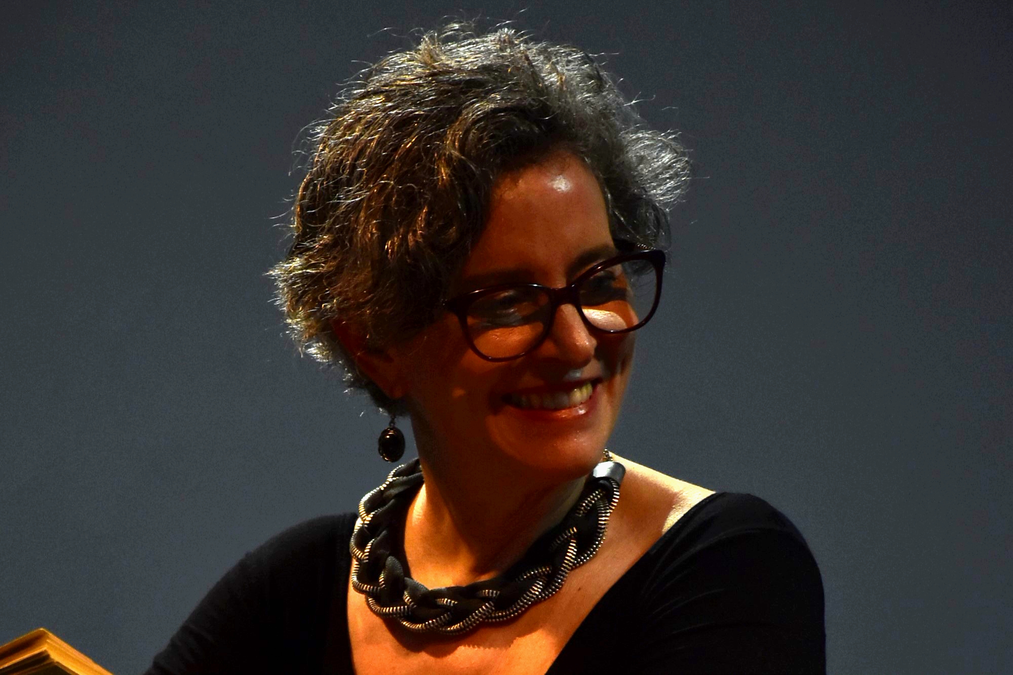 Isabel Marques sorrindo em um espetáculo de dança