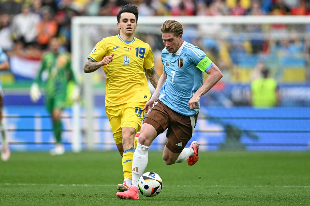 De Bruyne em disputa de bola com marcador ucraniano. Imagem: Lee Smith/REUTERS