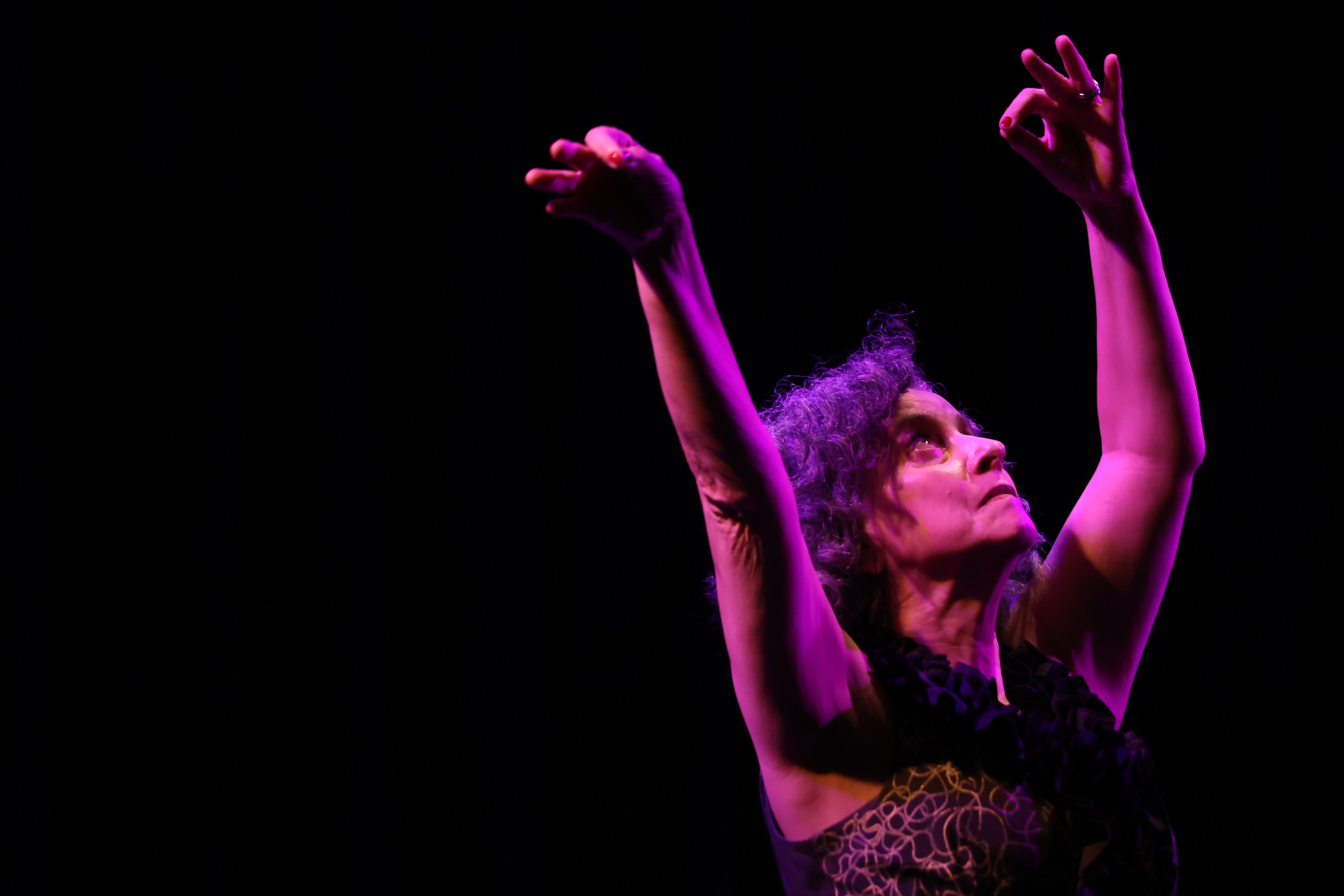 Isabel Marques dançando no espetáculo “Outonos”