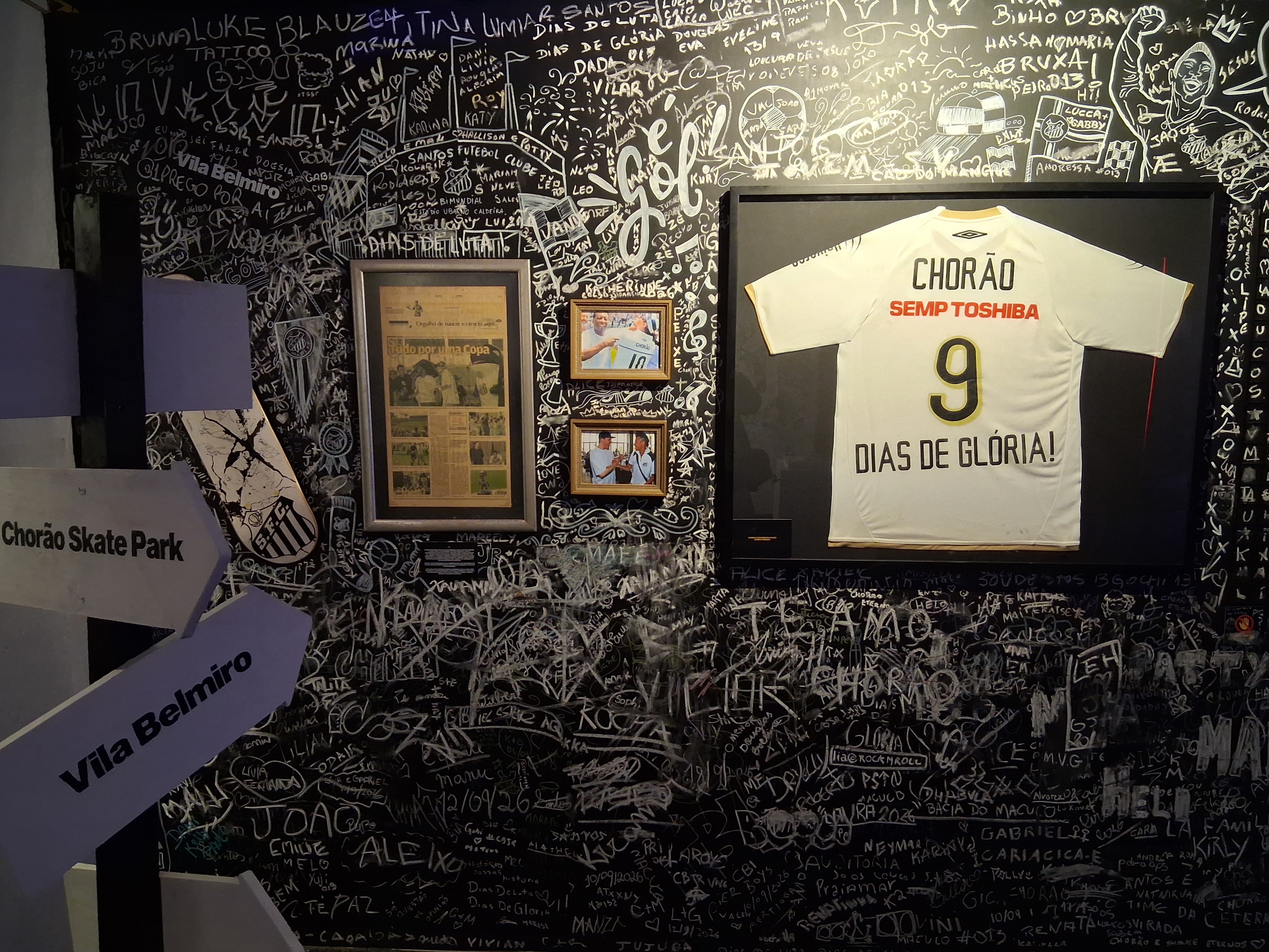 (Ambientação temática sobre sua paixão pelo Santos FC. Fotografia: Ivo Leite)