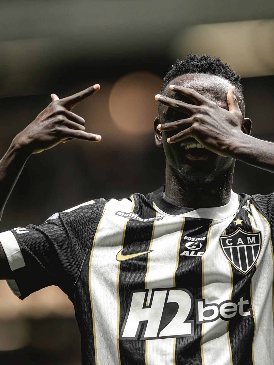 A imagem mostra o jogador Mamady Cissé comemorando p gol.