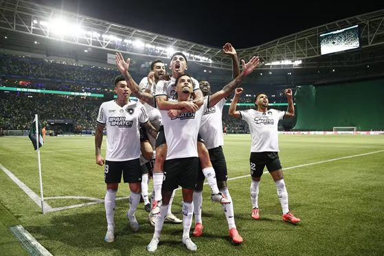 Jogadores do Botafogo comemoram gol diante do Palmeiras, no Allianz Parque. Foto: Vítor Silva/Botafogo