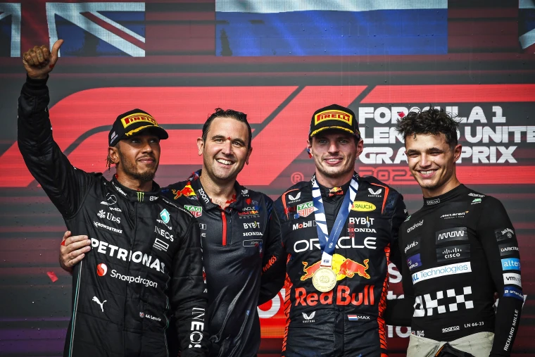 Max Verstappen, Lewis Hamilton e Lando Norris no pódio do GP de Austin, antes do anúncio da desqualificação 