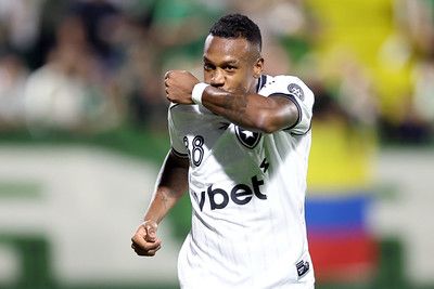 A imagem mostra o jogador Edenilson, do Botafogo, beijando o pulso.