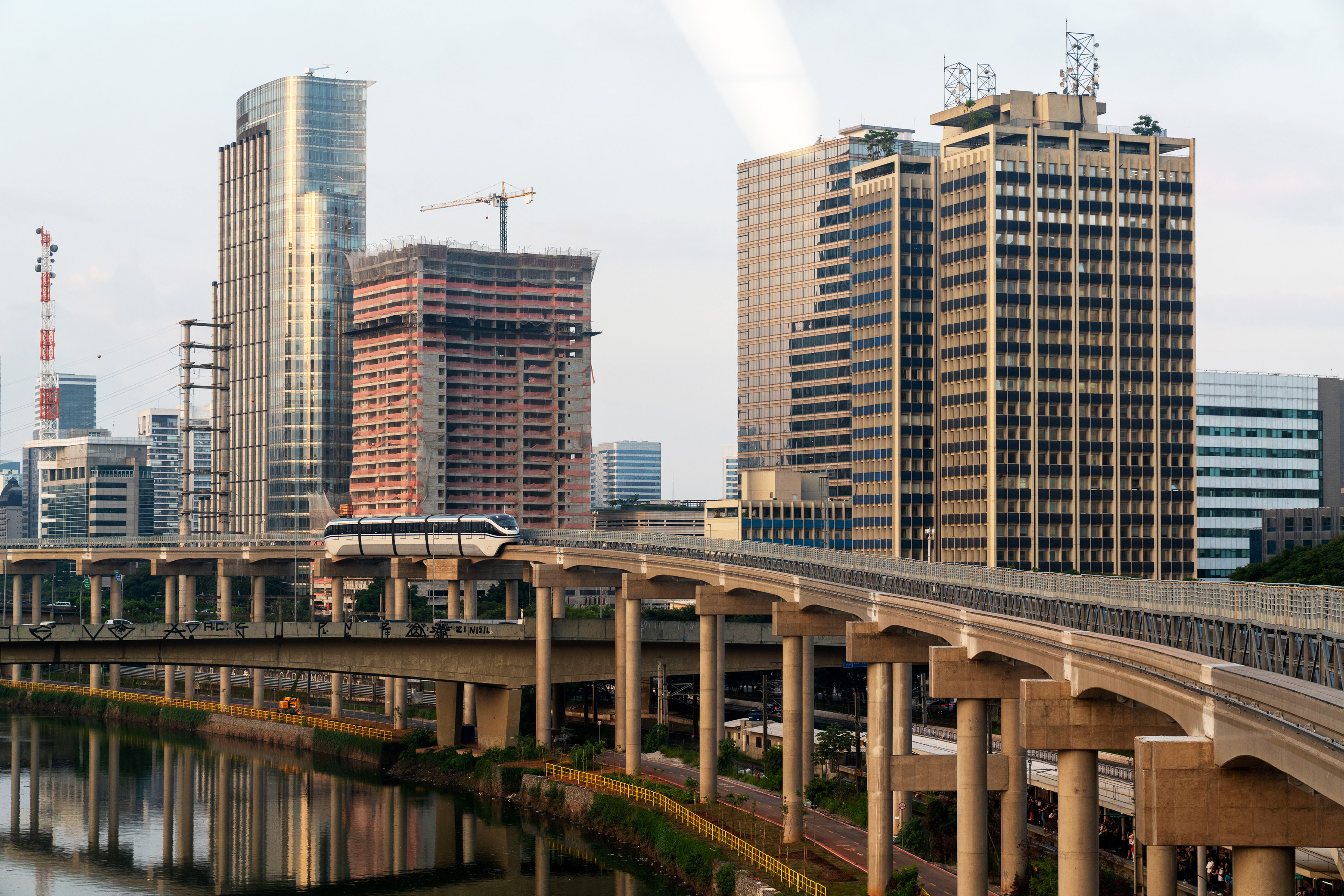 Trem do Monotrilho viajando pela Marginal Pinheiros