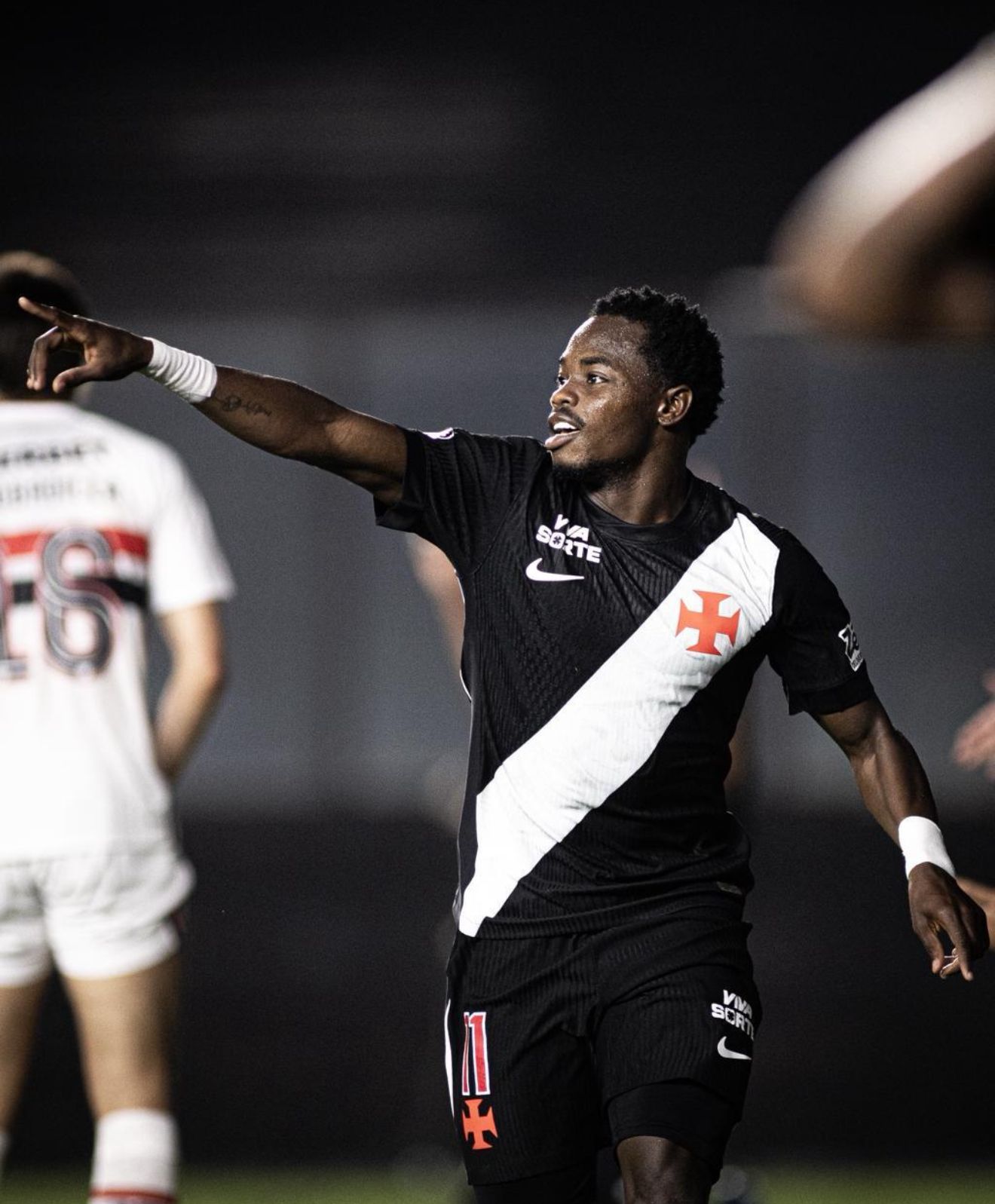  A imagem mostra o jogador Andrés Goméz, do Vasco, pontando com a mão para a direção à direita.