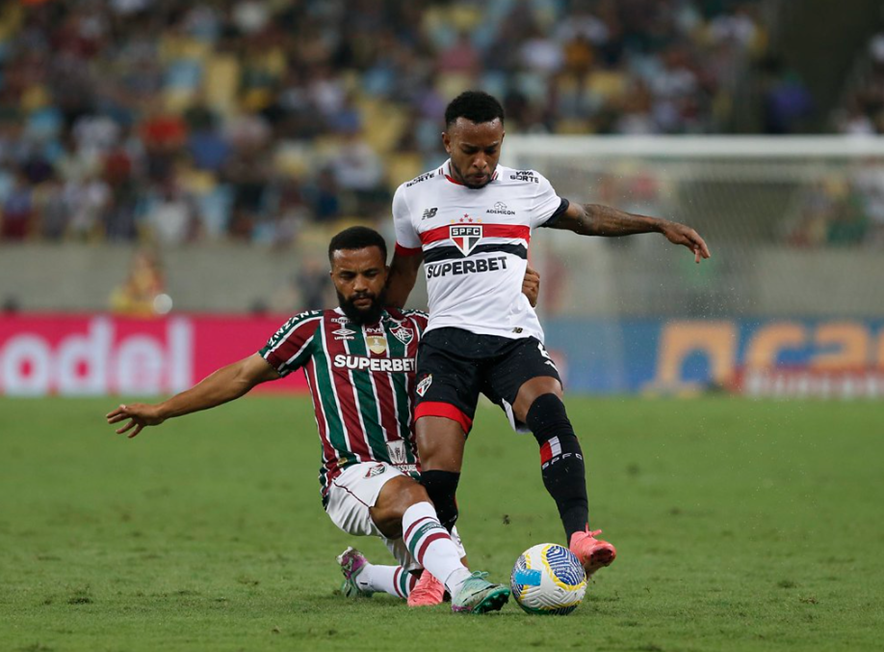 Samuel Xavier e Welington disputam bola em Fluminense x São Paulo — Foto: Rubens Chiri