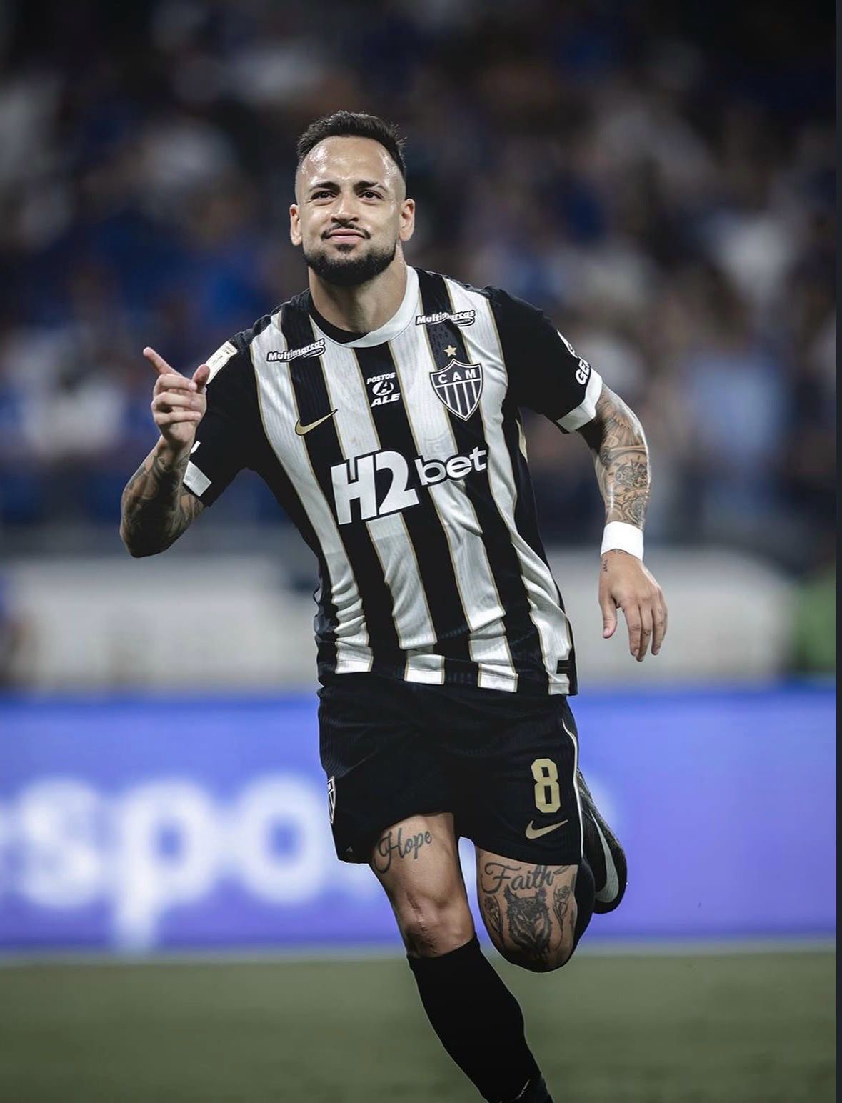 A imagem mostra o jogador Maycon, do Atlético-MG, comemorando o gol.