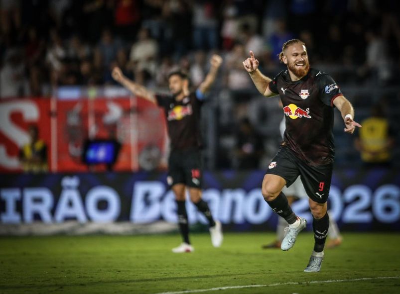 a imagem mostra Pitta, do Bragantino, comemorando o gol. Ao fundo, desfocado, está Juninho Capixaba, também do Bragantino, comemorando.