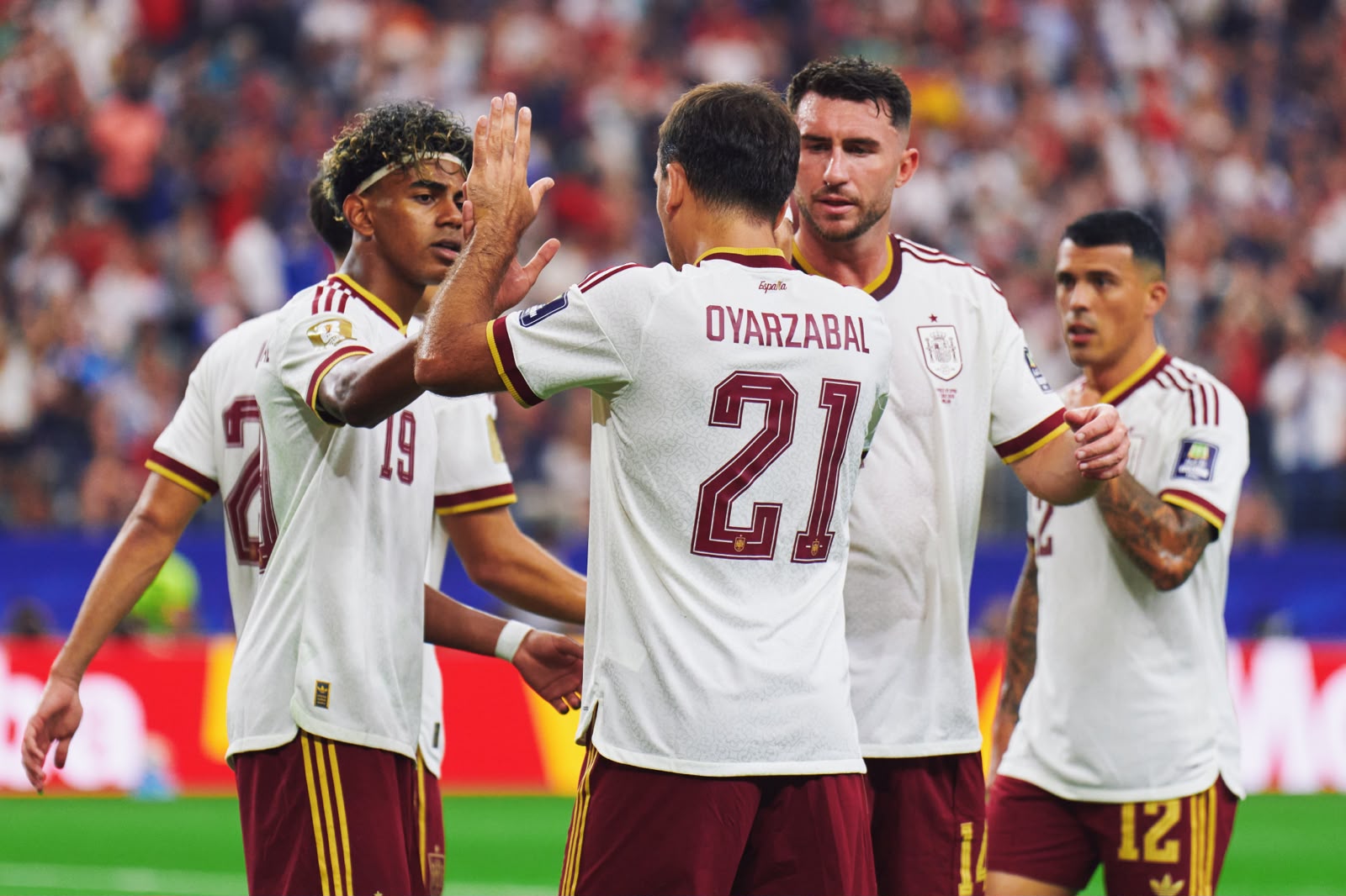 A imagem mostra jogadores da Espanha comemorando