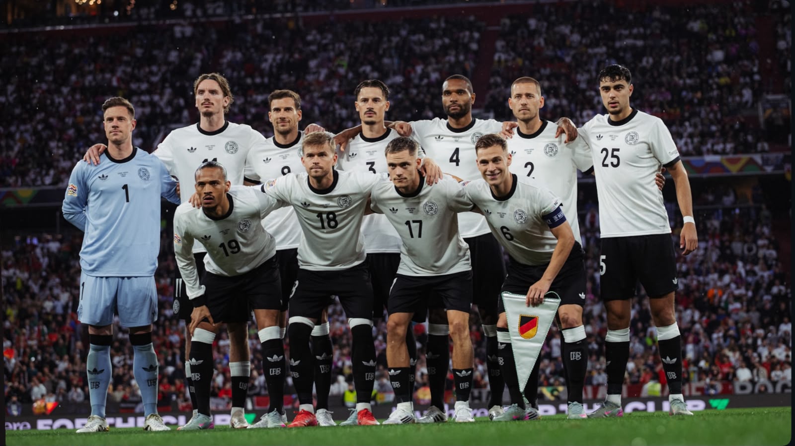 A imagem mostra o elenco da Alemanha tirando a foto pré-jogo