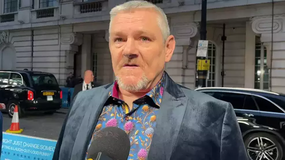 John Davidson, ativista da síndrome de Tourette, produtor e inspiração do filme “I Swear” - Reprodução: Youtube: The Upcoming