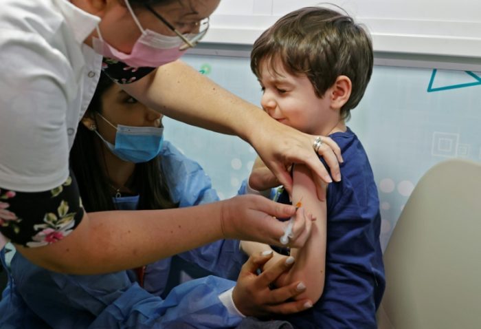 O governo israelense tinha previsto iniciar na terça-feira a campanha de vacinação, com a esperança de prevenir uma quinta onda do coronavírus (Crédito: AFP)