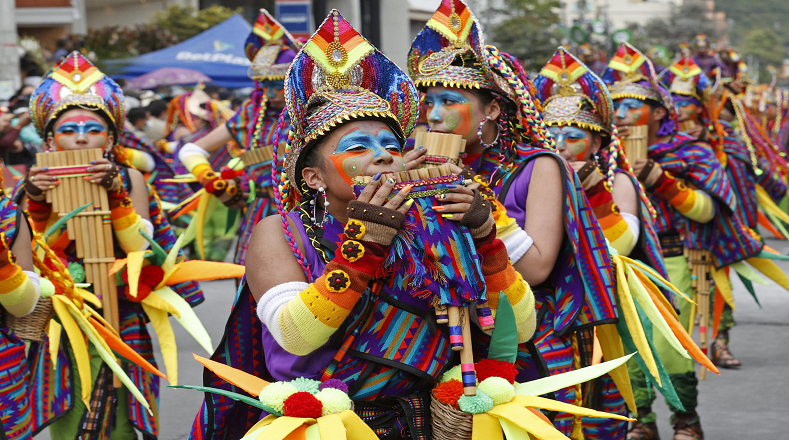 Desfile no Carnaval de Negros y Blancos