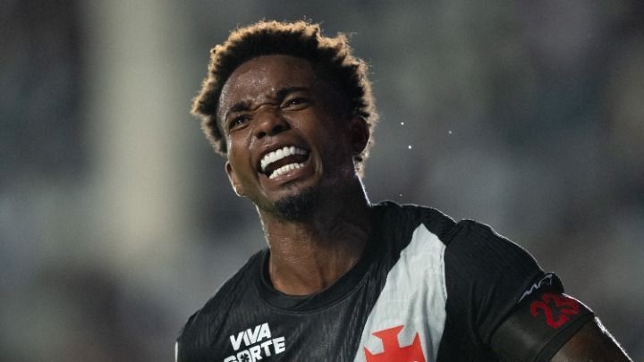 A imagem mostra Thiago Mendes, do Vasco, comemorando.