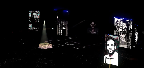 Madonna em performance de "Live to Tell" com imagens de vitimas da AIDS nos telões.