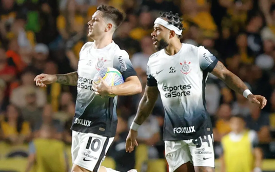 Jogadores do Corinthians no duelo frente ao Criciúma. Foto: Leonardo Hubbe/AGIF