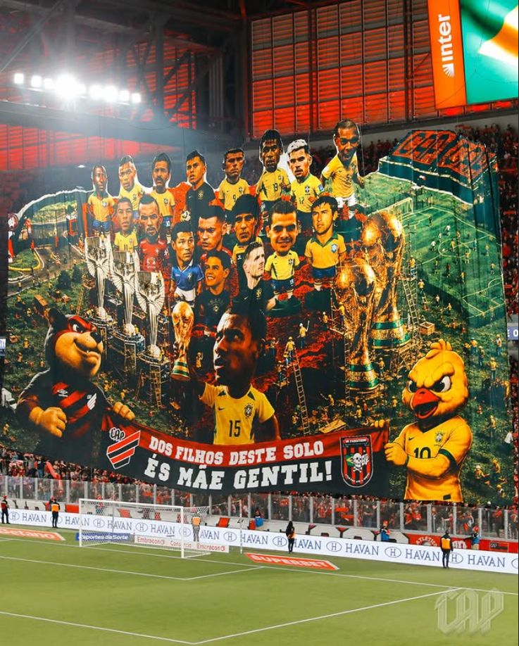 A imagem mostra o mosaico da torcida do Athletico-PR em homenagem aos jogadores do clube que jogaram pela Seleção Brasileira.