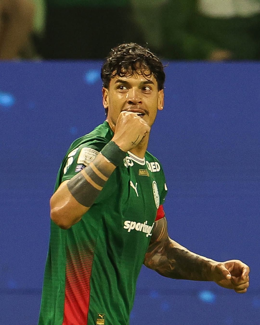 A imagem mostra Gustavo Gomez, do Palmeiras, comemorando o gol.