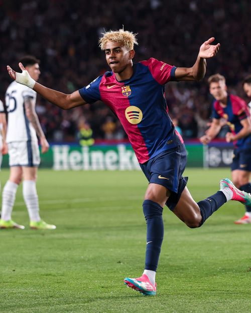 Lamine Yamal faz o primeiro gol do Barcelona contra a Inter de Milão pelo primeiro jogo da semifinal da Champions League