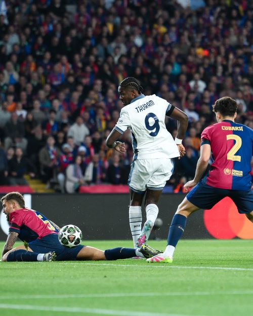 Marcus Thuram da inter de milão abre o placar com gol de letra contra o Barcelona pelo primeiro jogo da semifinal da Champions League