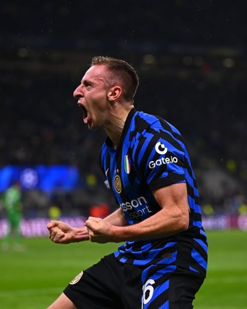 Comemoração do Davide Fratessi, jogador da Inter da Milão, após marcar o gol da classificação do time italiano para a final da Champions League