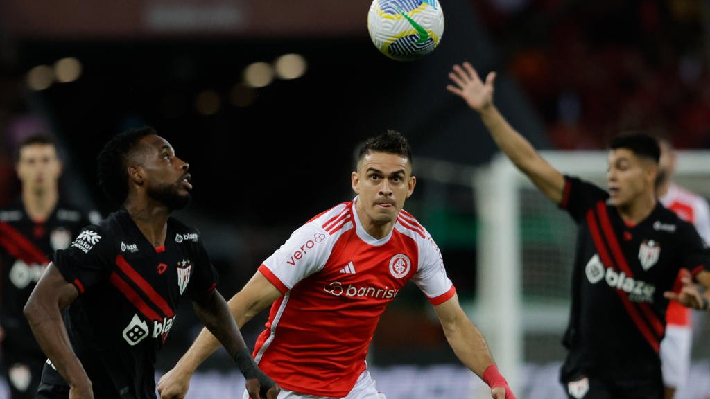 Jogadores em ação pela quarta rodada do Brasileirão - Foto:Jonathan Heckler/ Agencia RBS