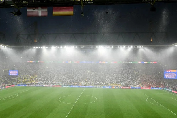 Os dois times se retiraram de campo e foram para os vestiários até a chuva passar. (Foto: Alberto PIZZOLI / AFP)