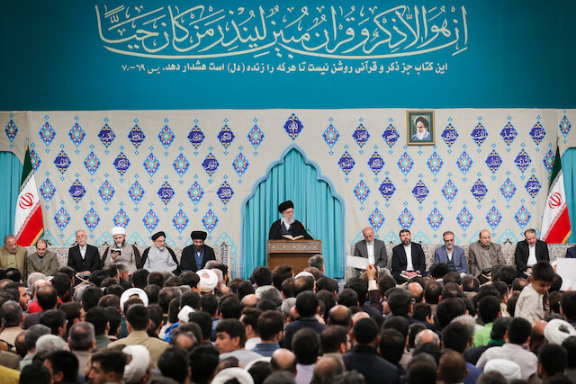 Líder Supremo recitando o Alcorão em reunião, no mês do Ramadã. Foto: Archevo do Khamenei.ir