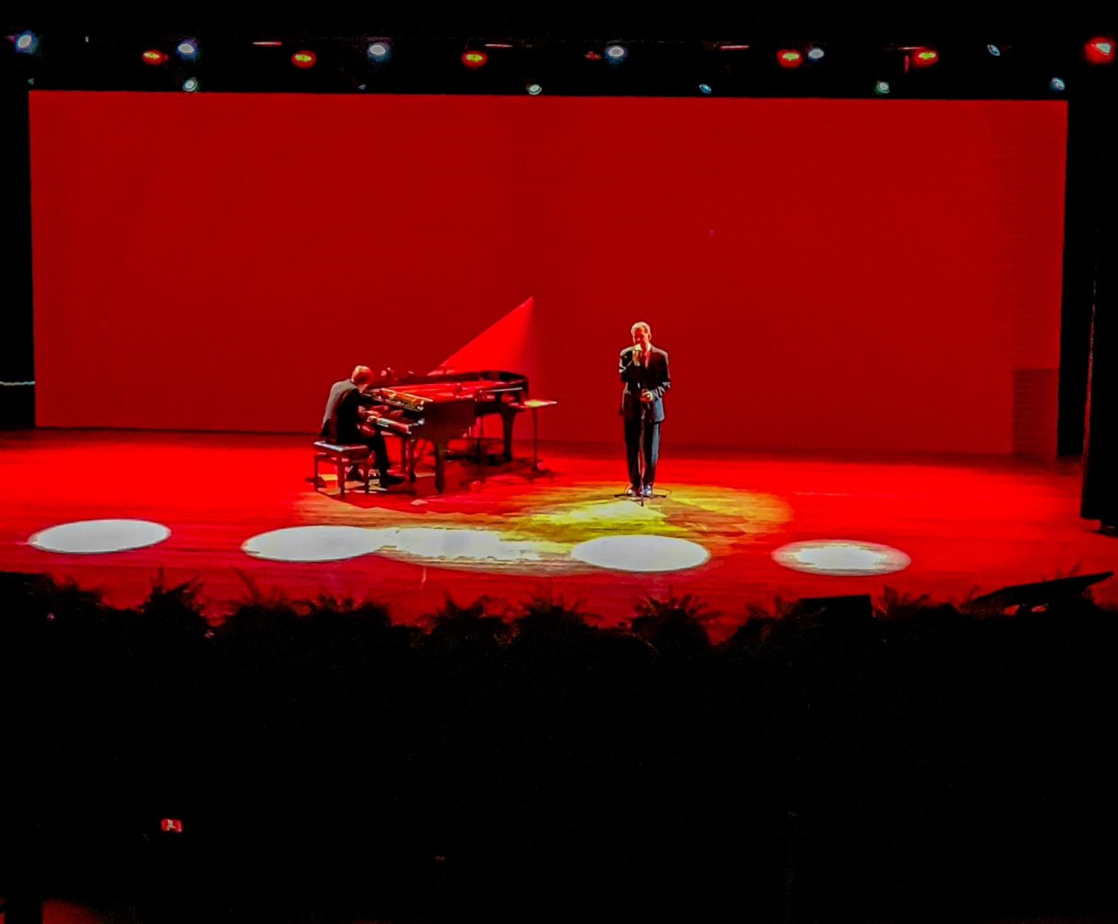 Espetáculo do cantor Arnaldo Antunes e do pianista Vitor Araújo - Foto: Luane França