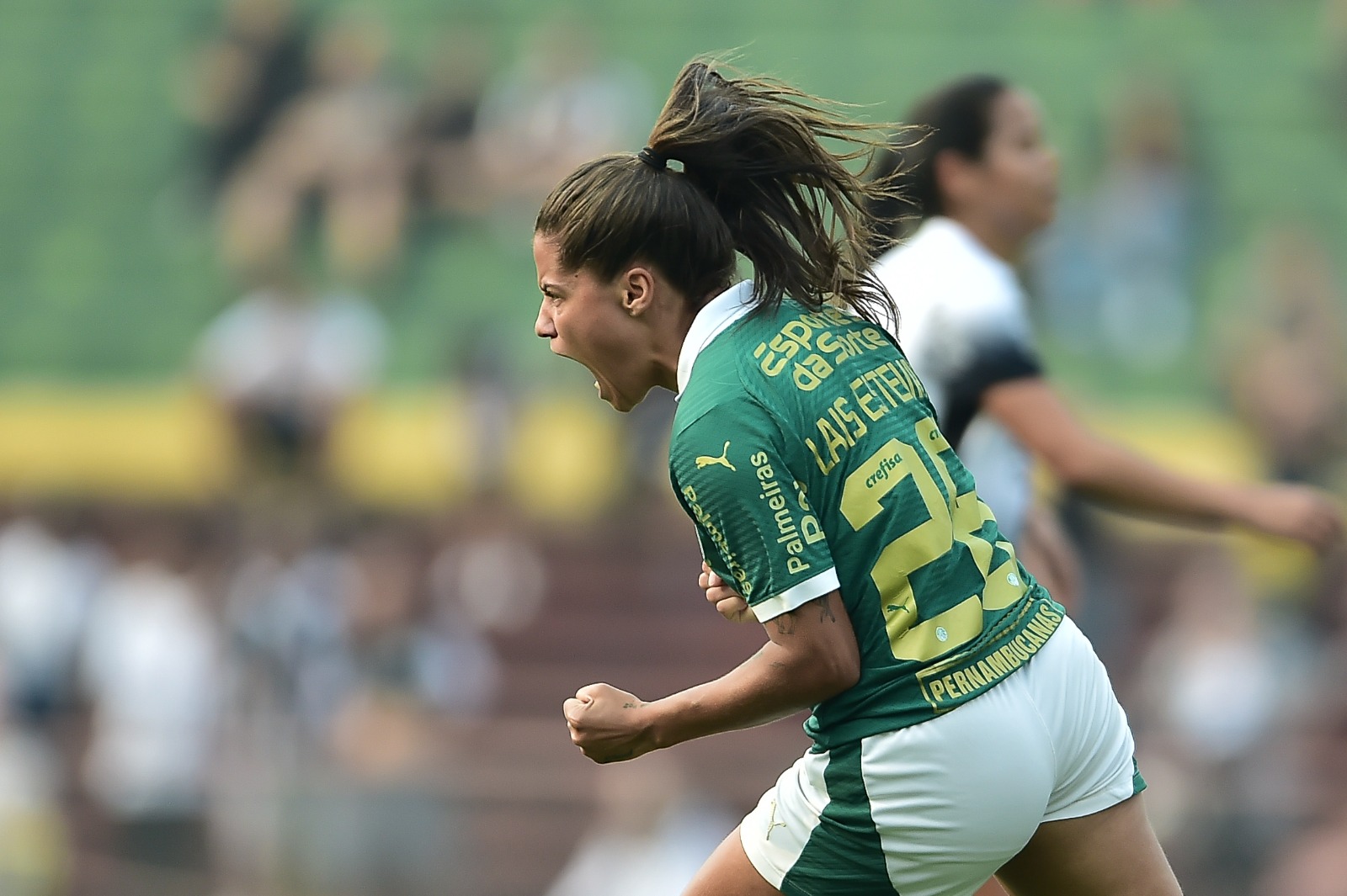 Lais Estevam autora do gol do Palmeiras comemora em campo