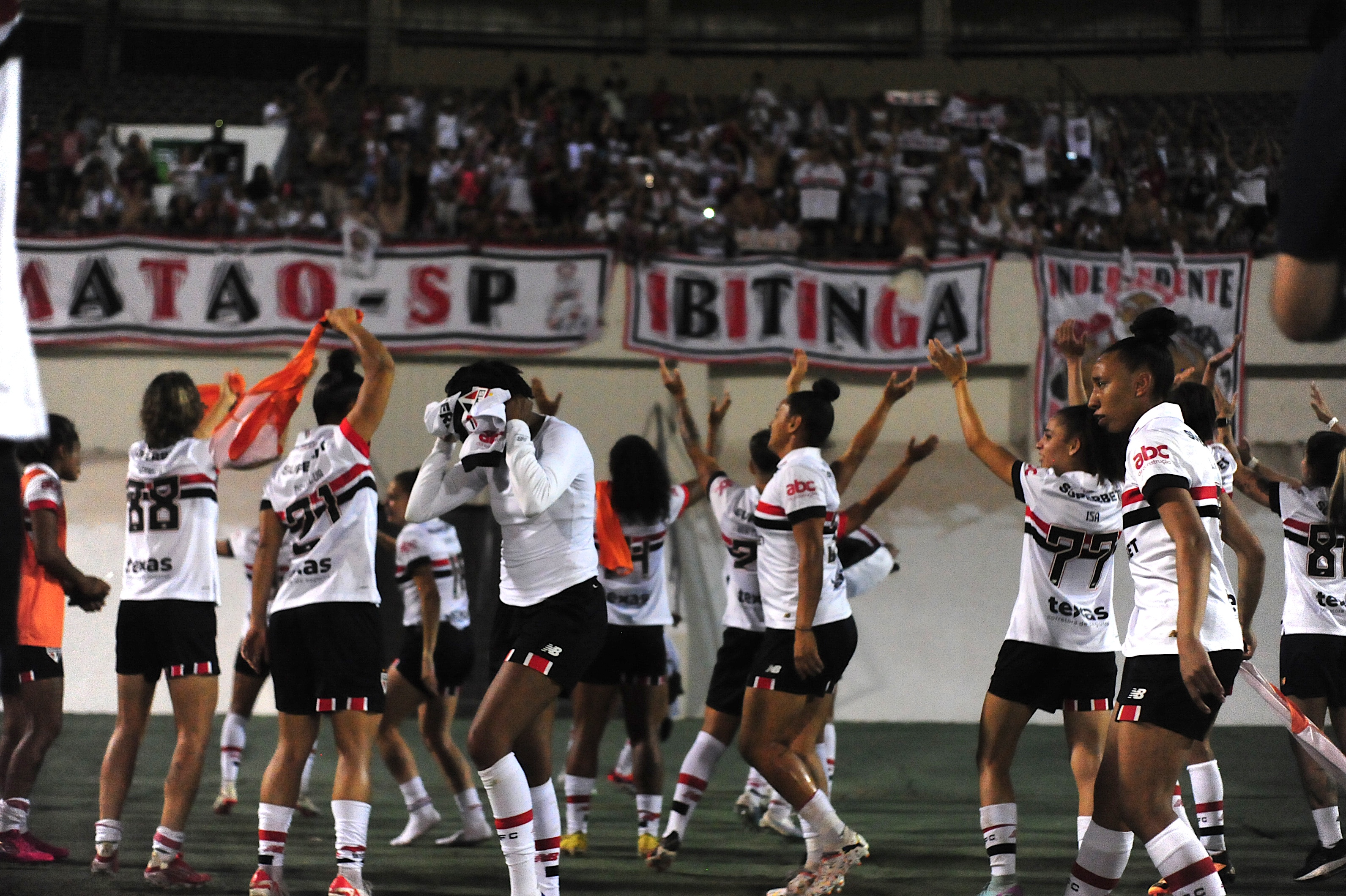 Equipe do São Paulo comemora a classificação junto a torcida