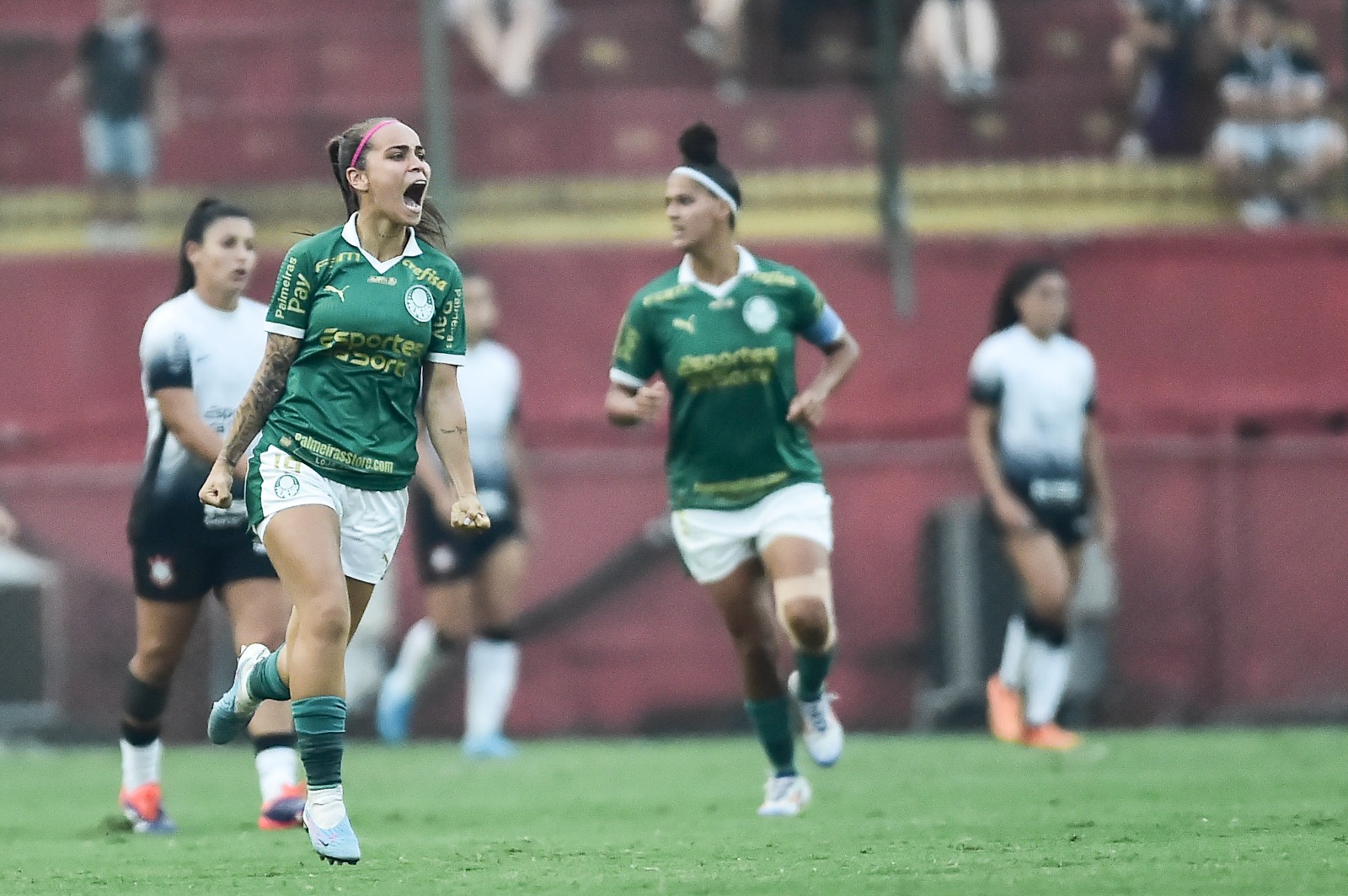 Leticia Ferreira comemora gol que marcou pelo Palmeiras segundos após entrar em campo.