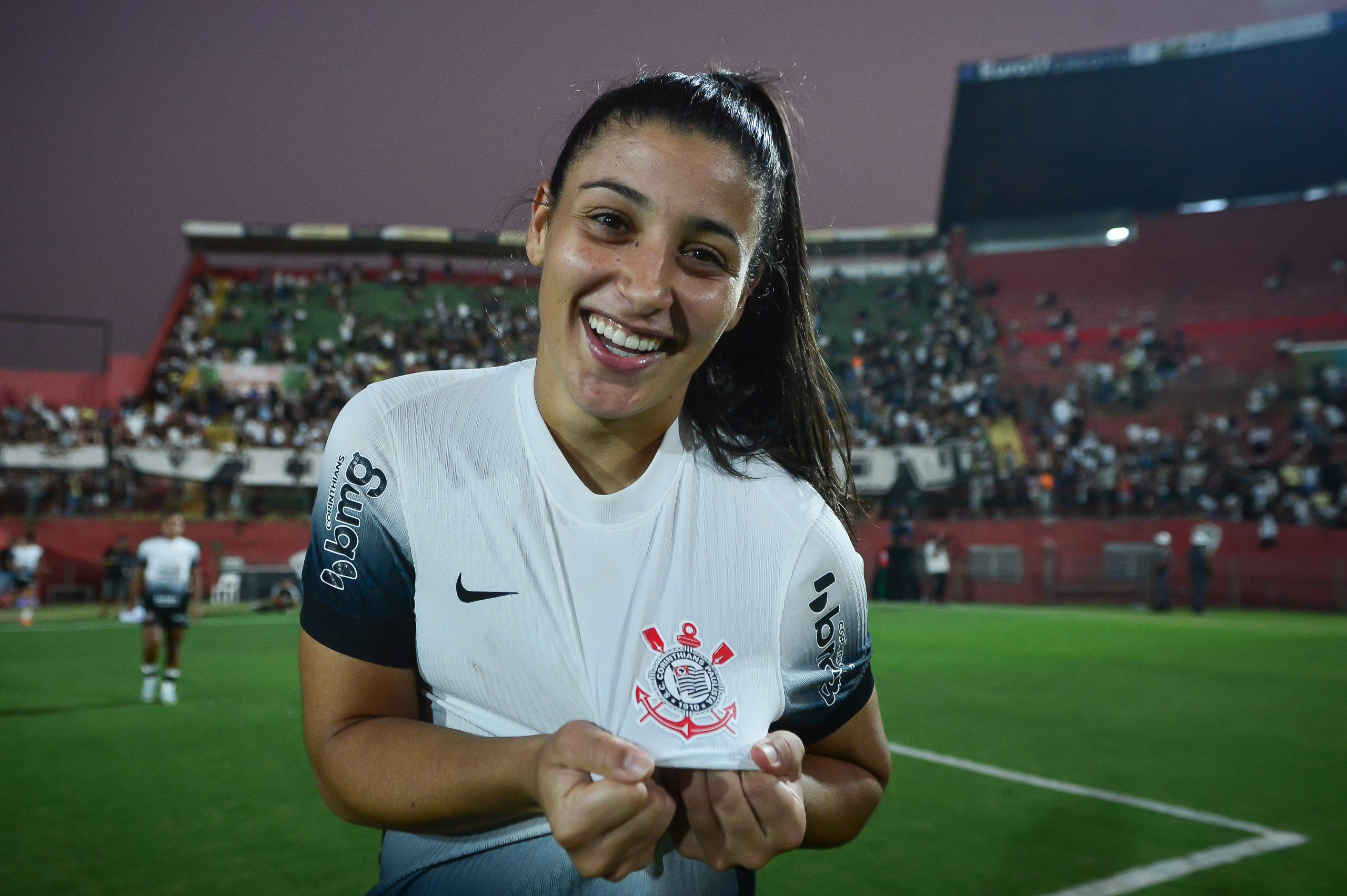 Duda Sampaio, autora do gol do Corinthians, exibe escudo do clube ao final do jogo