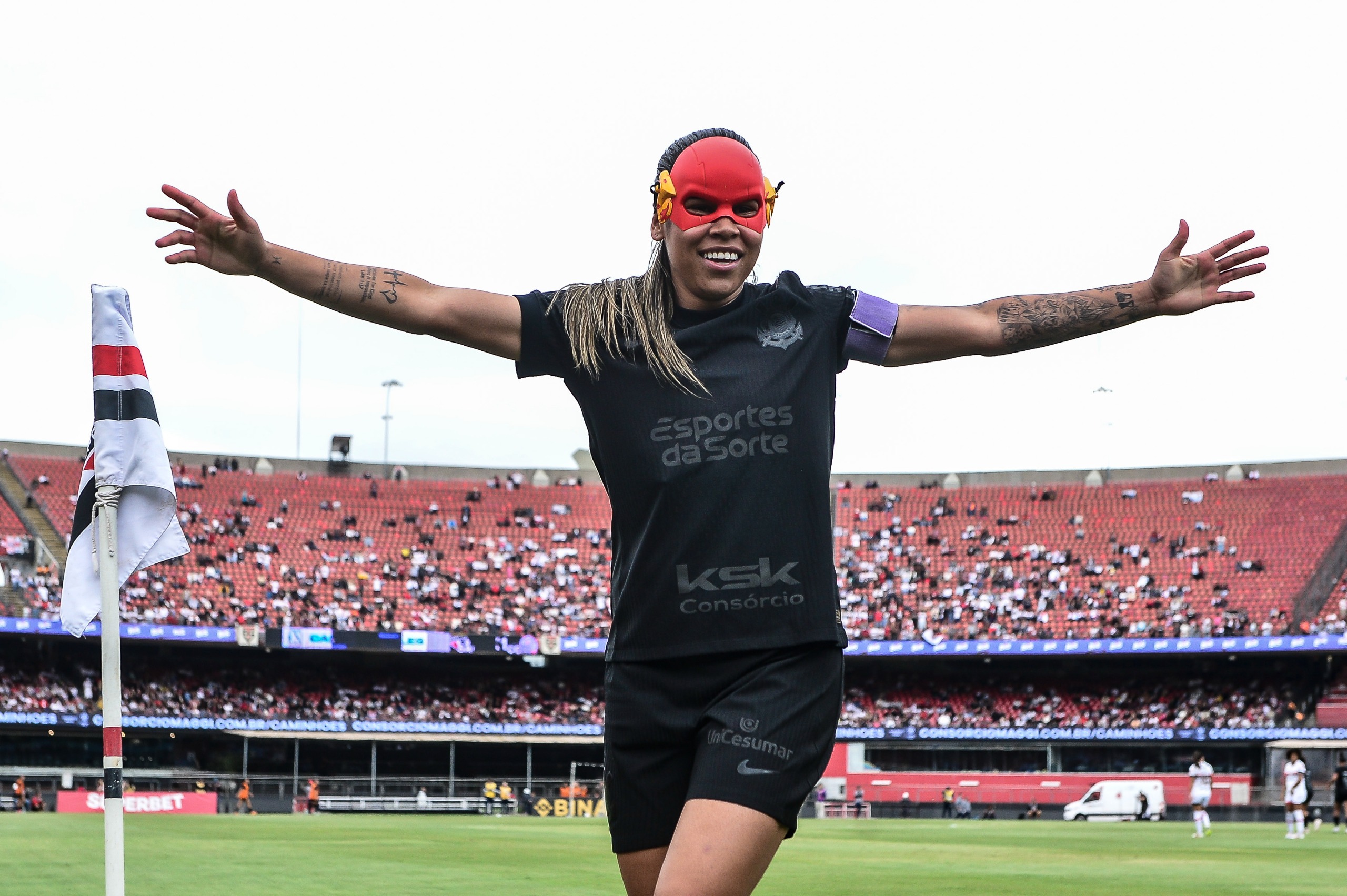 Vic Albuquerque do Corinthians comemora gol utilizando máscara do Flash