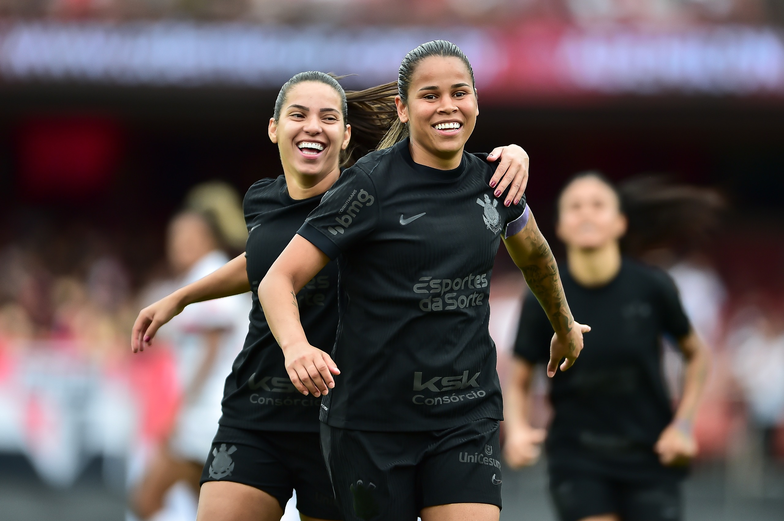 Millene e Vic Alburquerque comemoram gol juntas