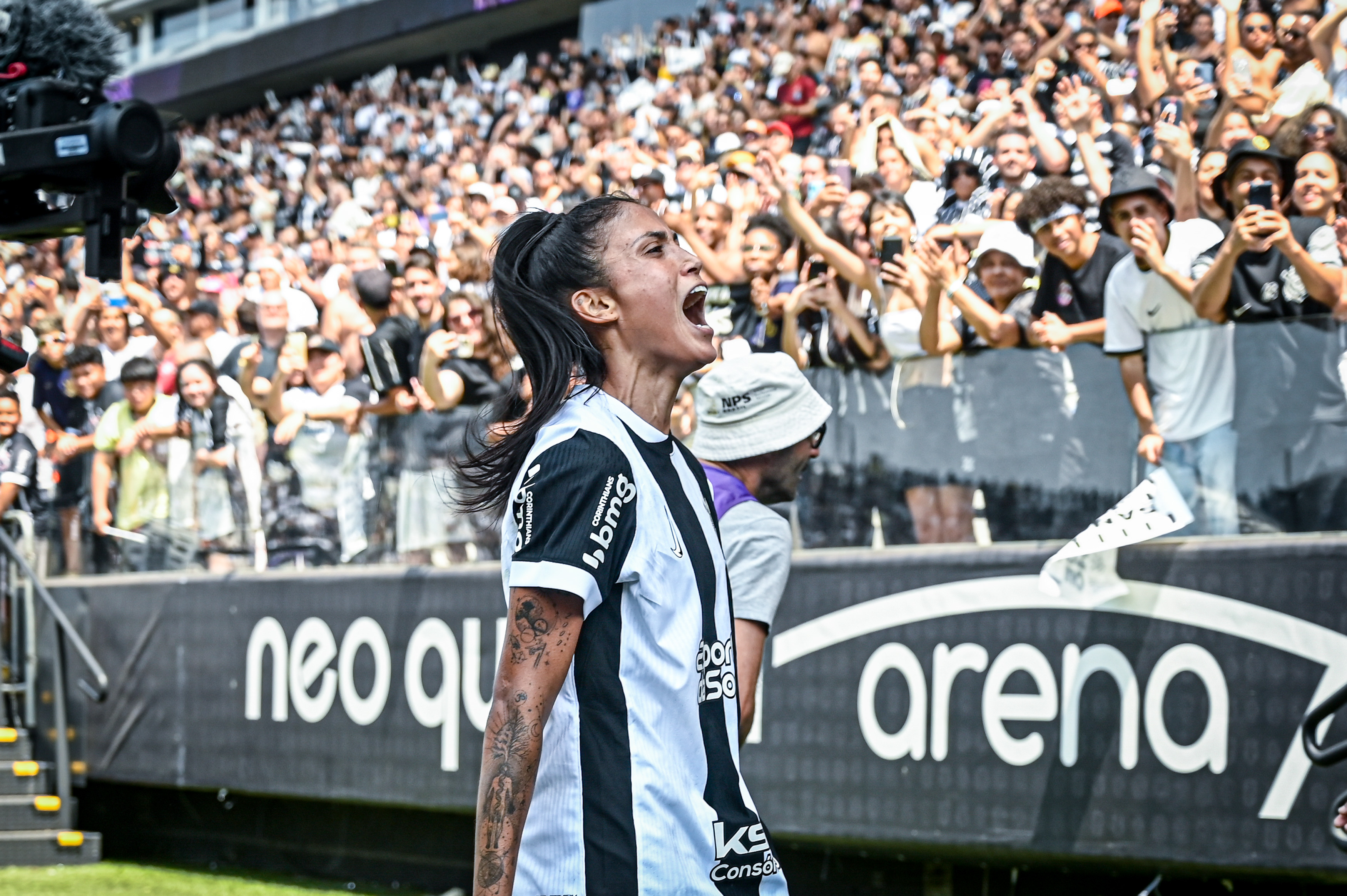 Jaqueline autora do primeiro gol do Corinthians comemora com a torcida