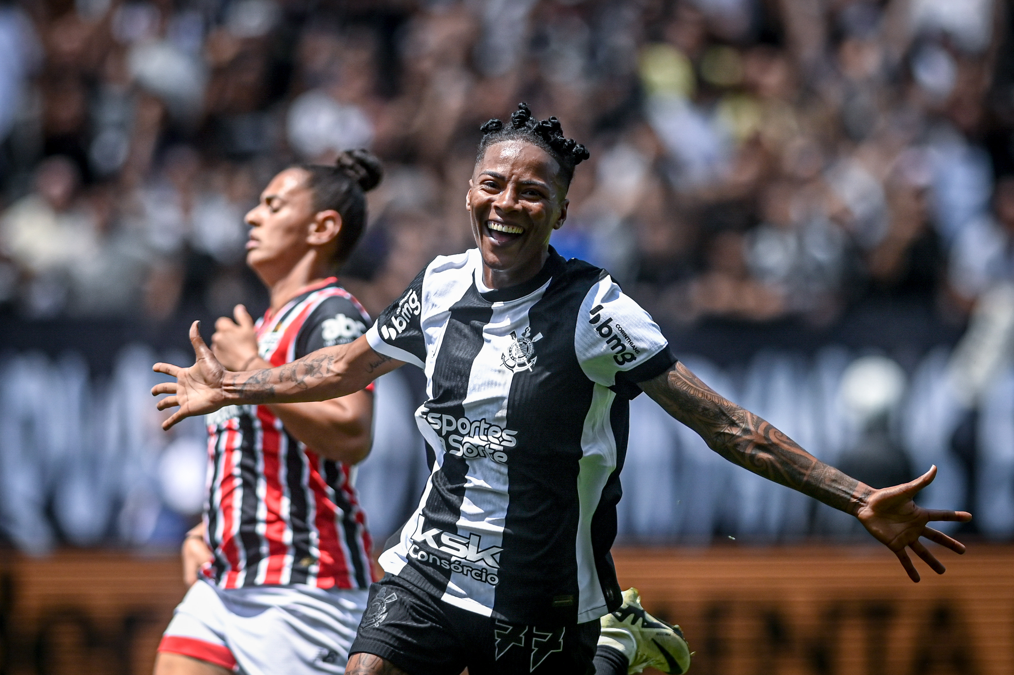 Carol Nogueira, de braços abertos, comemora a autoria do segundo gol do Corinthians