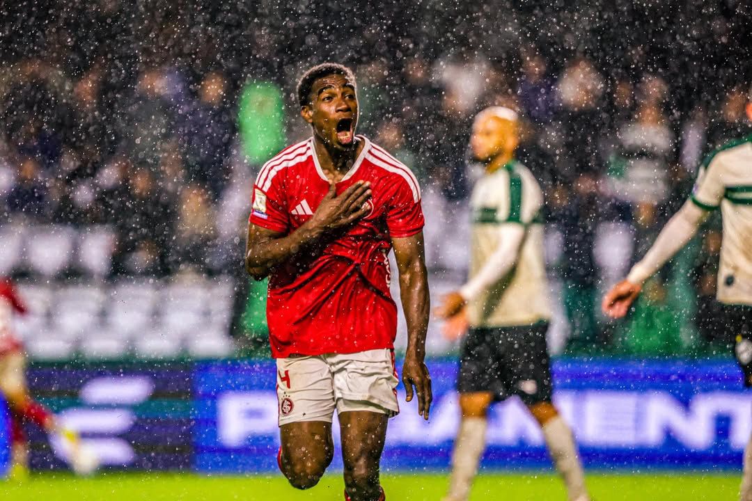A imagem mostra o jogador do Inter Felix Torres comemorando seu gol.