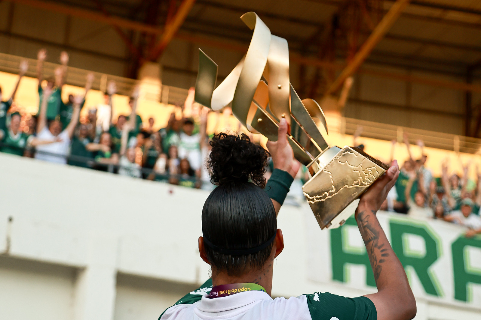 Jogadora do Palmeiras erguendo o troféu da Copa do Brasil