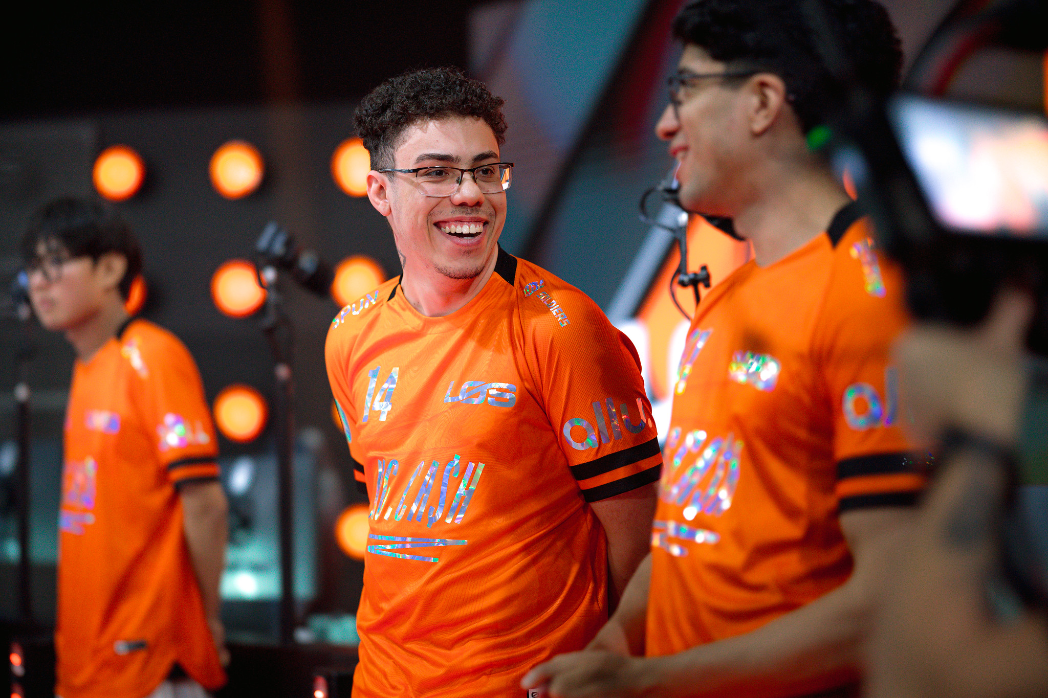 Drakehero (centro) e Ackerman (direita) na entrada dos jogadores no palco – Foto: CBLOL/flickr 